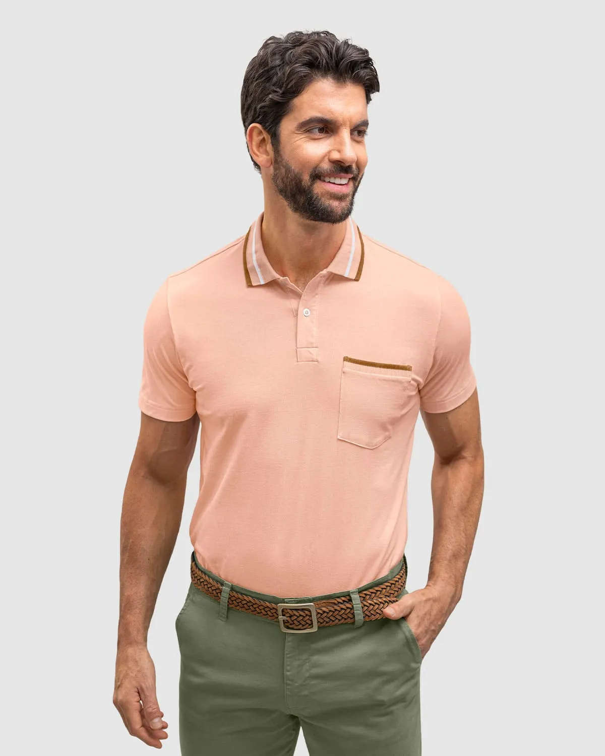 Camiseta tipo polo con botones  funcionales y bolsillo decorativo