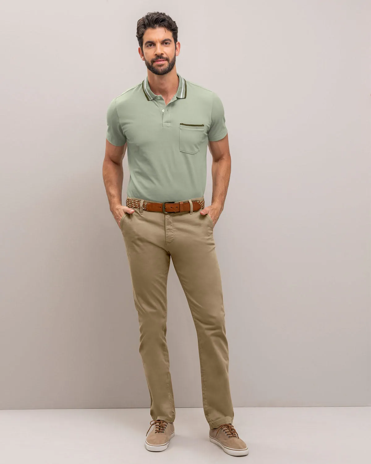 Camiseta tipo polo con botones  funcionales y bolsillo decorativo