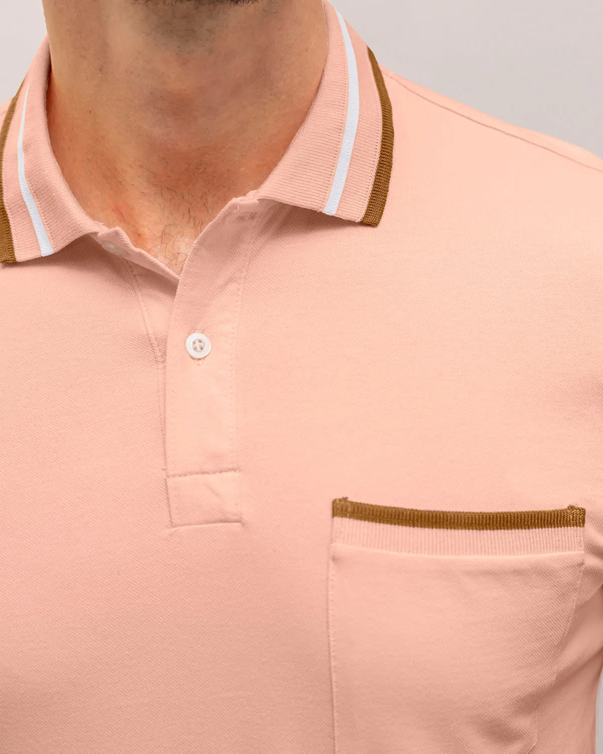 Camiseta tipo polo con botones  funcionales y bolsillo decorativo