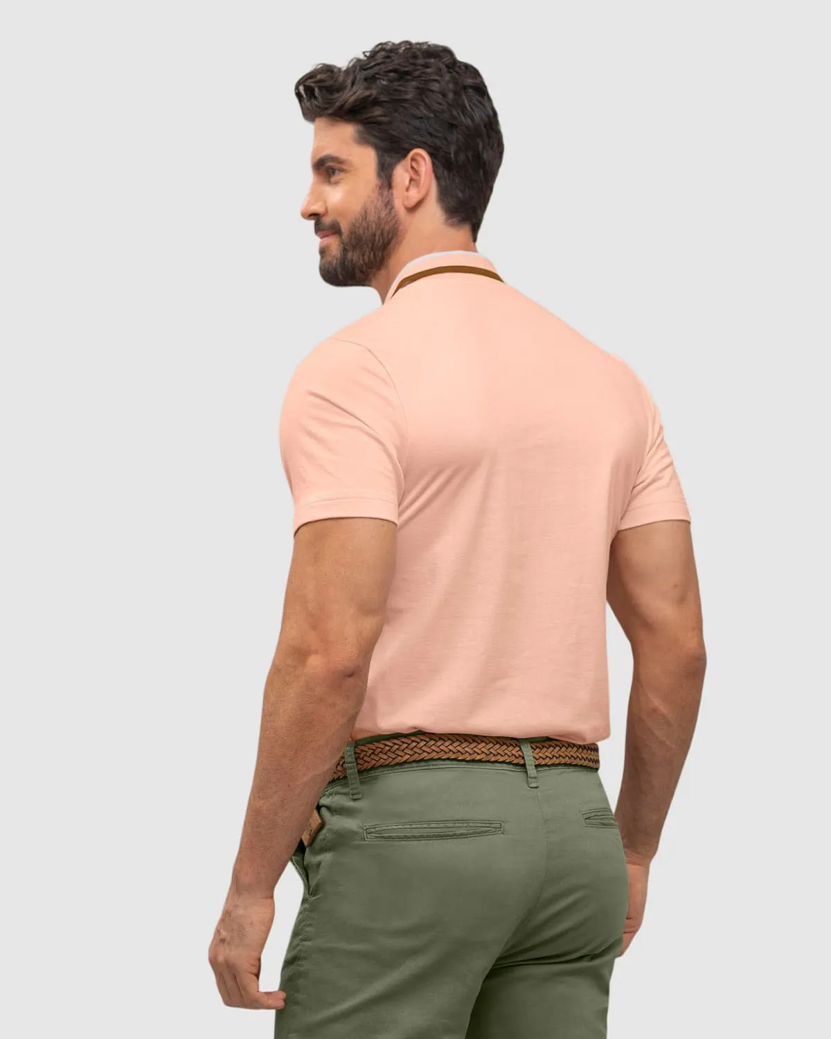 Camiseta tipo polo con botones  funcionales y bolsillo decorativo