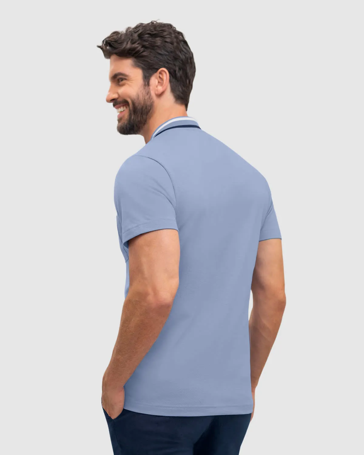 Camiseta tipo polo con botones  funcionales y bolsillo decorativo
