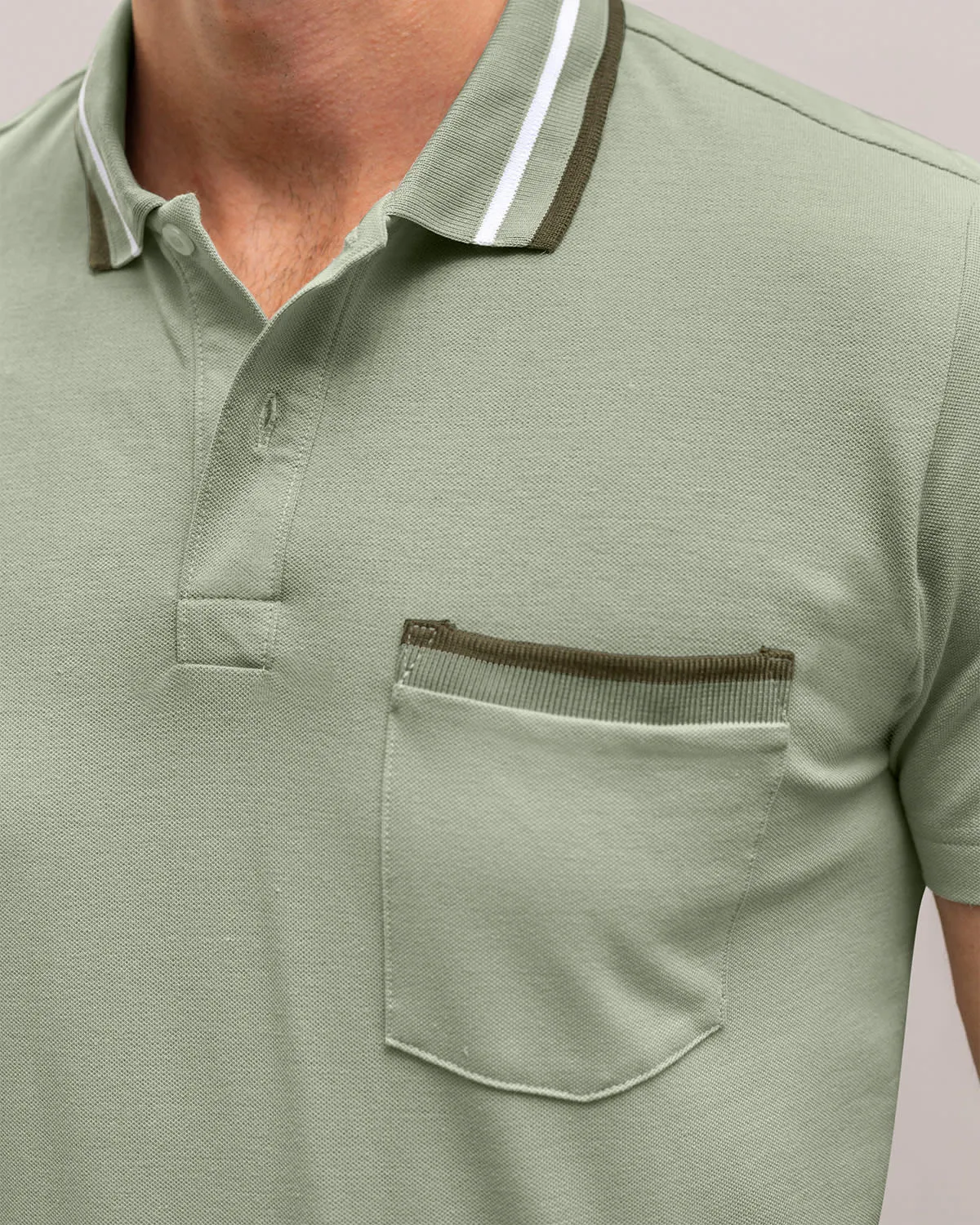 Camiseta tipo polo con botones  funcionales y bolsillo decorativo