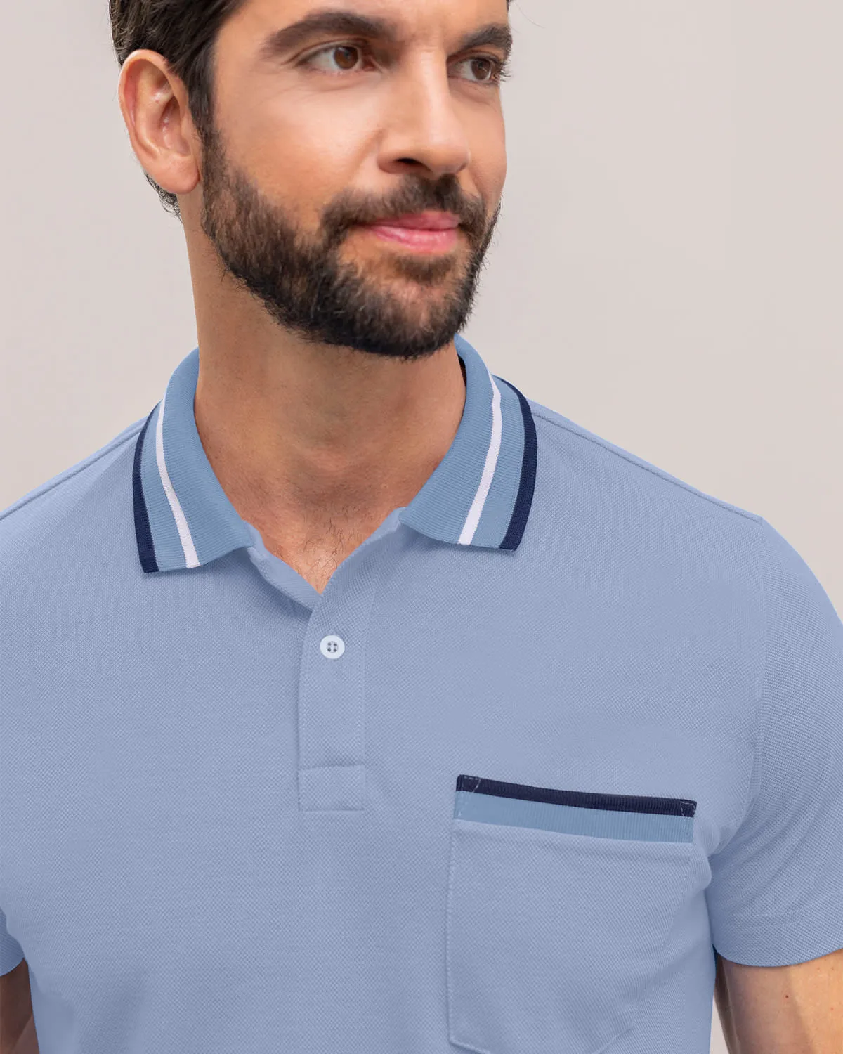 Camiseta tipo polo con botones  funcionales y bolsillo decorativo