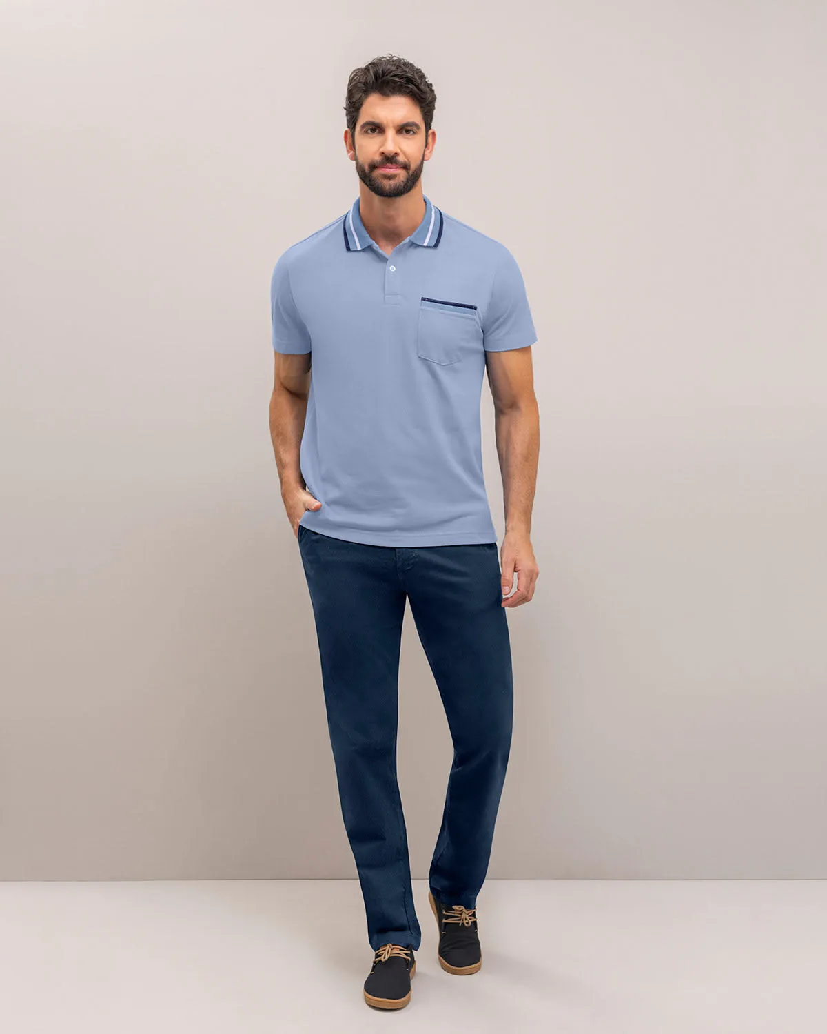 Camiseta tipo polo con botones  funcionales y bolsillo decorativo