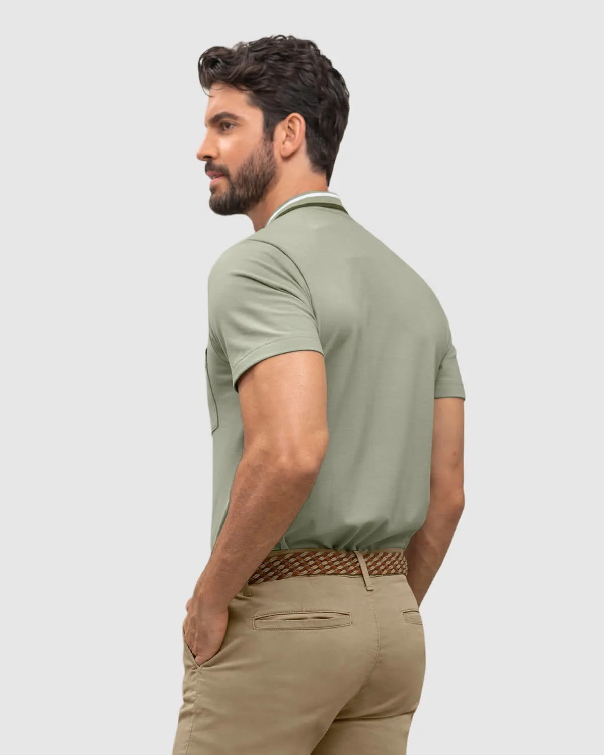 Camiseta tipo polo con botones  funcionales y bolsillo decorativo
