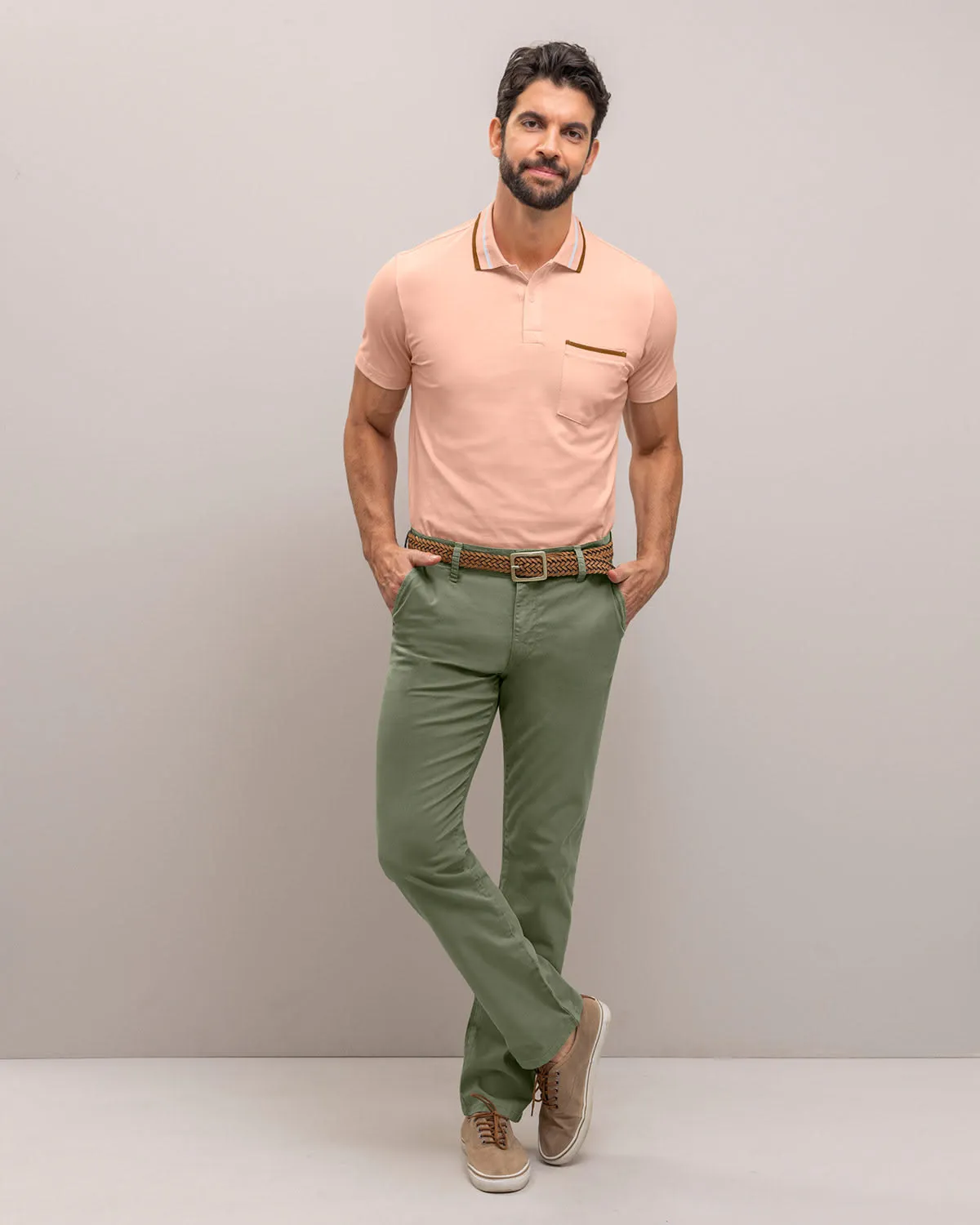 Camiseta tipo polo con botones  funcionales y bolsillo decorativo