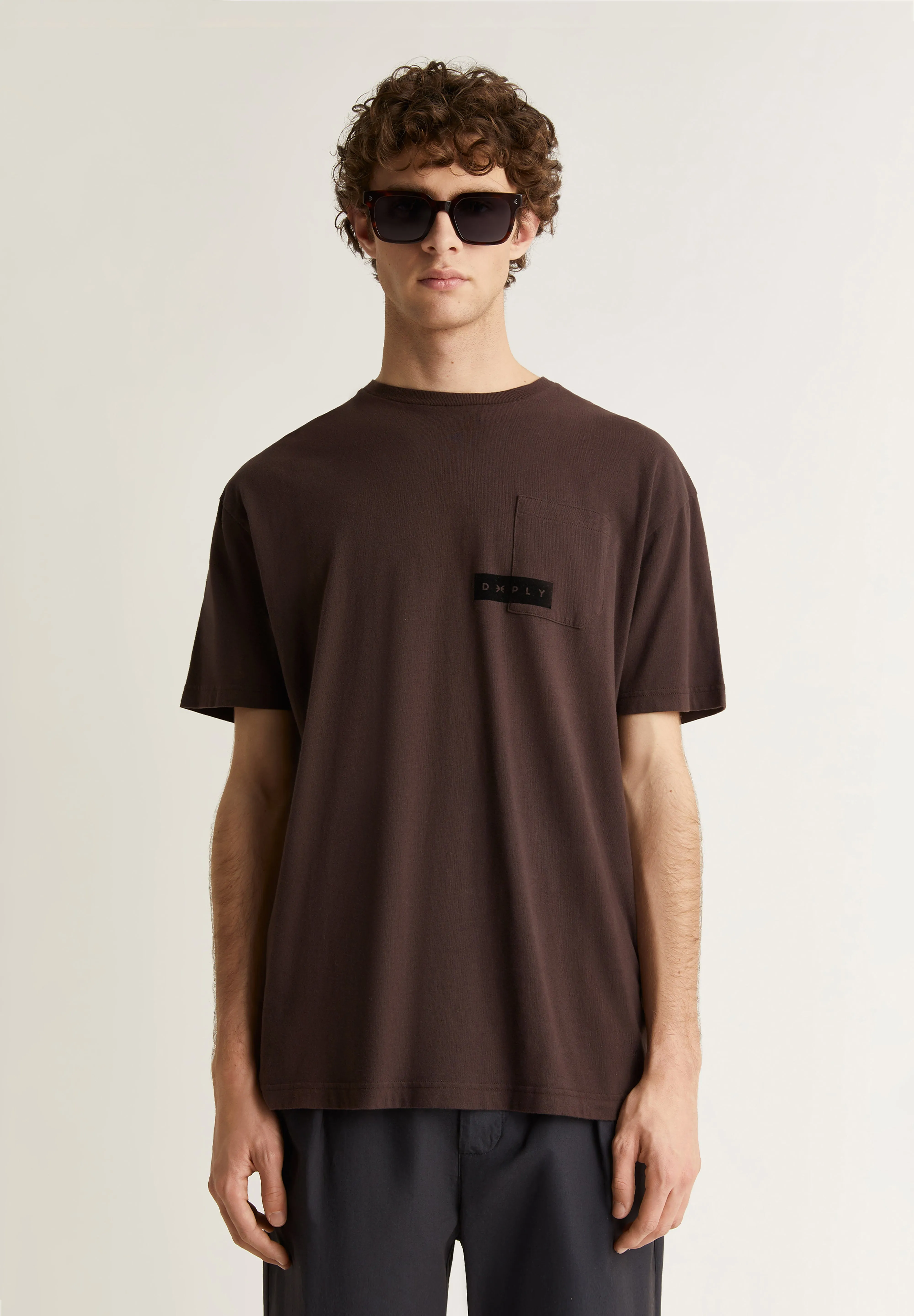 DEEPLY | T-SHIRT COM BOLSO E LOGÓTIPO
