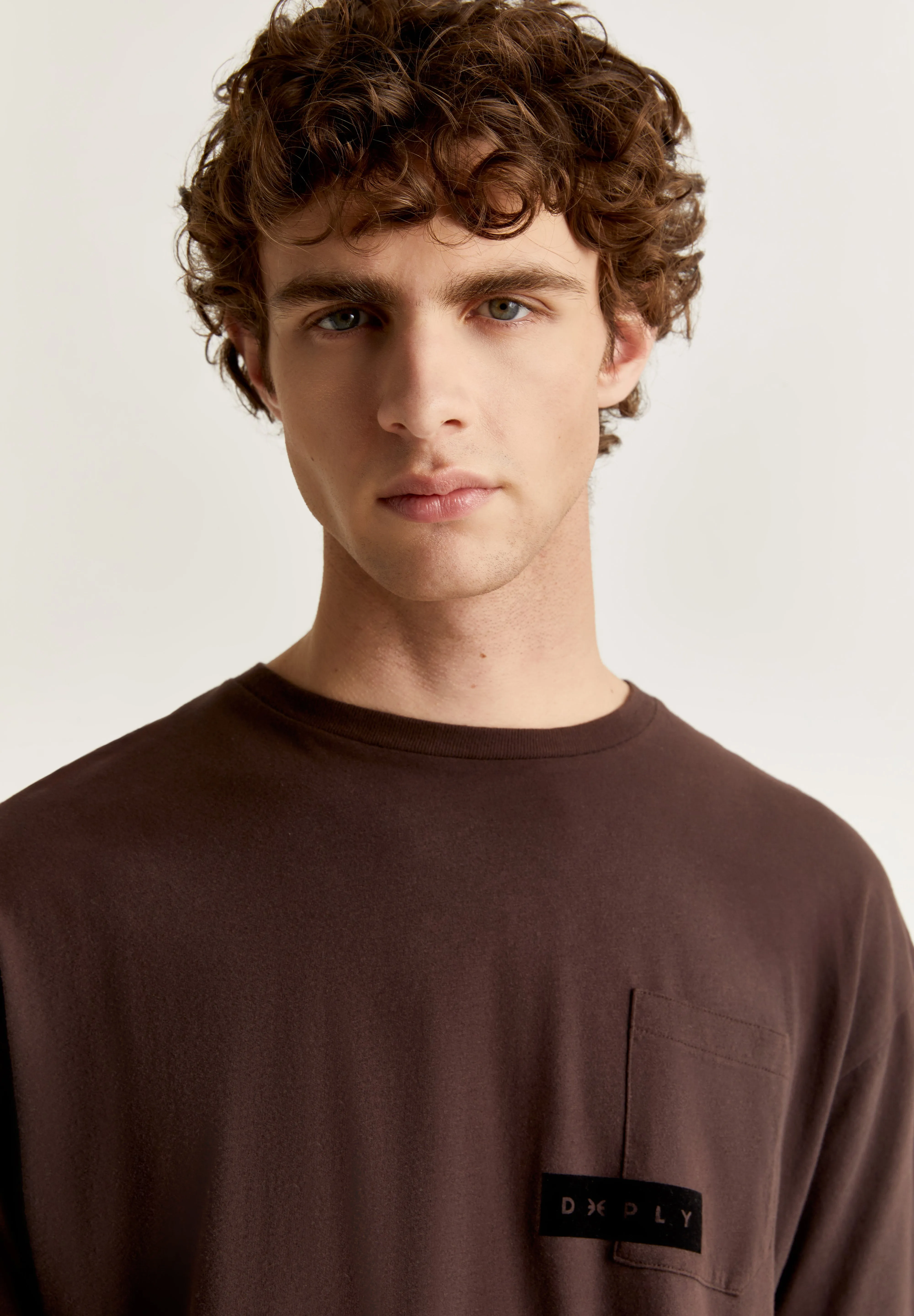 DEEPLY | T-SHIRT COM BOLSO E LOGÓTIPO