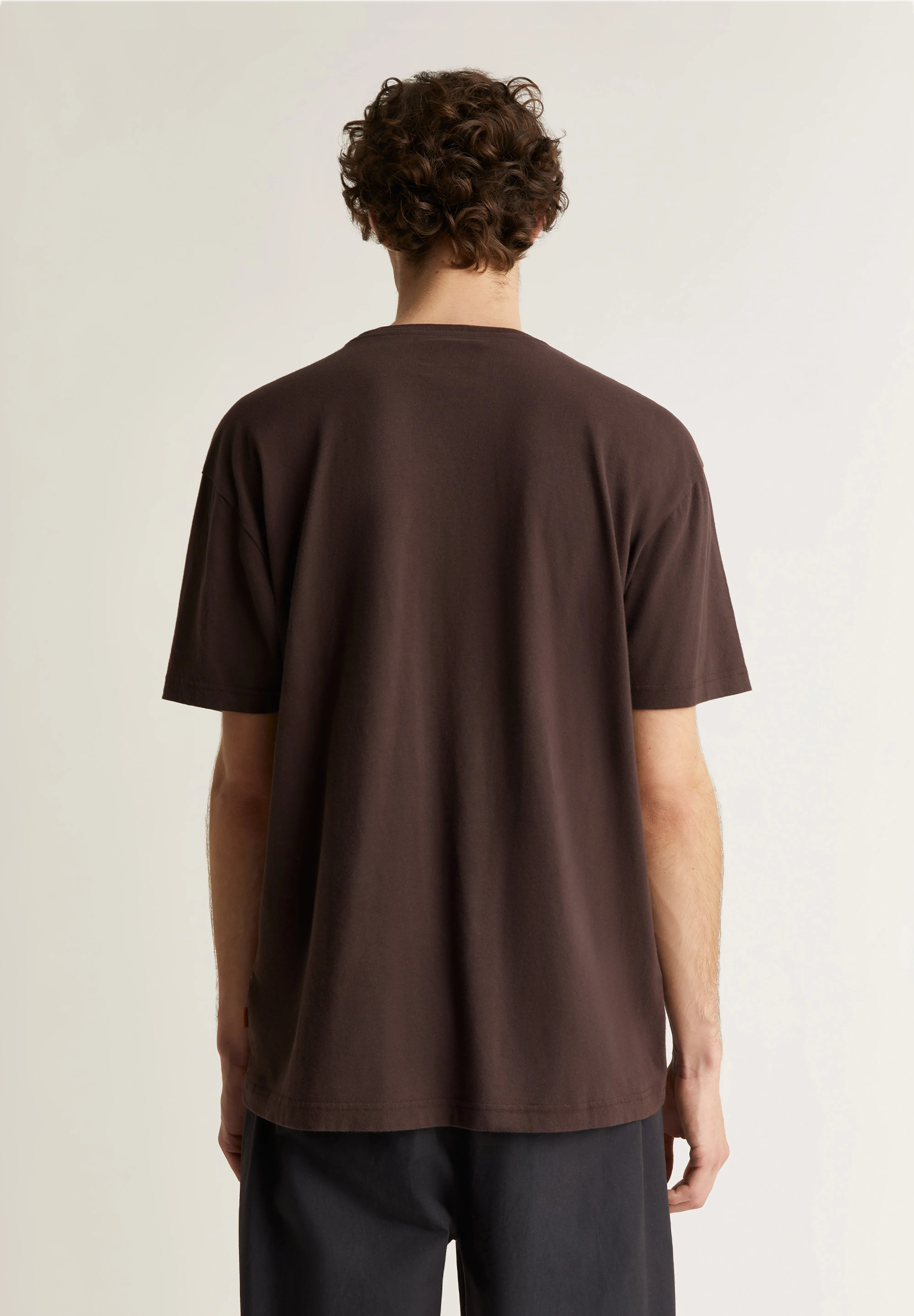 DEEPLY | T-SHIRT COM BOLSO E LOGÓTIPO