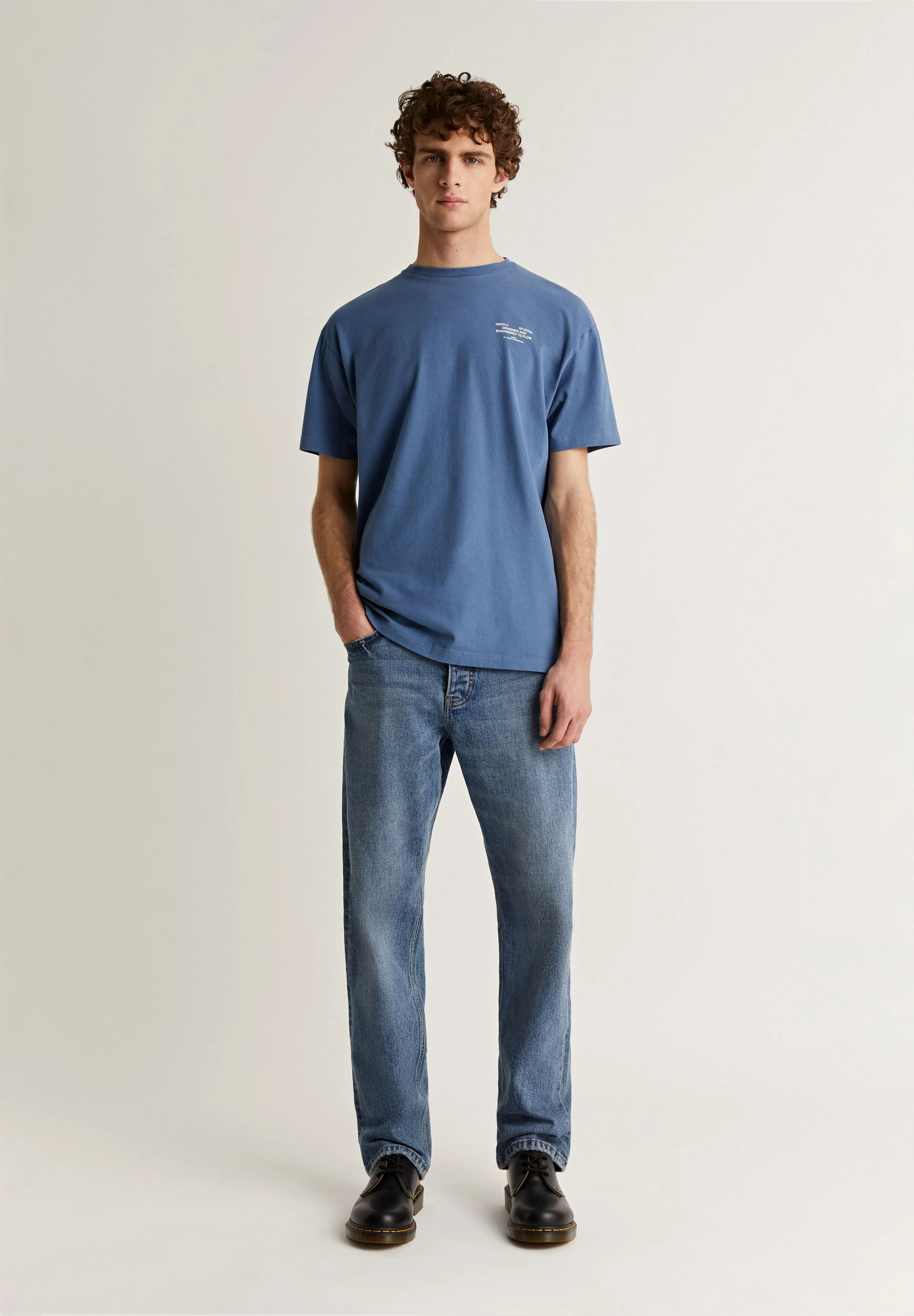 DEEPLY | T-SHIRT COM GRÁFICO ATRÁS