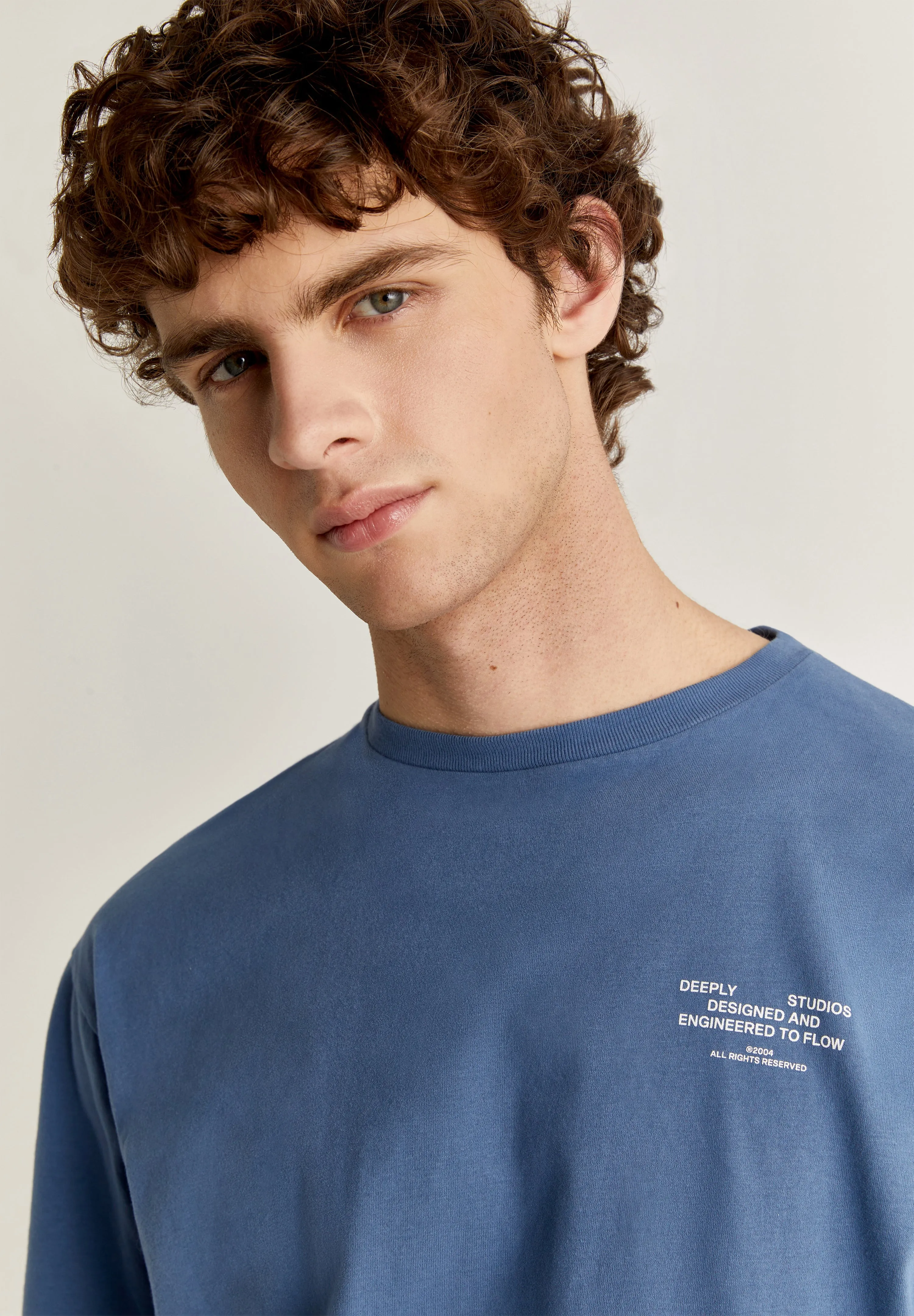 DEEPLY | T-SHIRT COM GRÁFICO ATRÁS