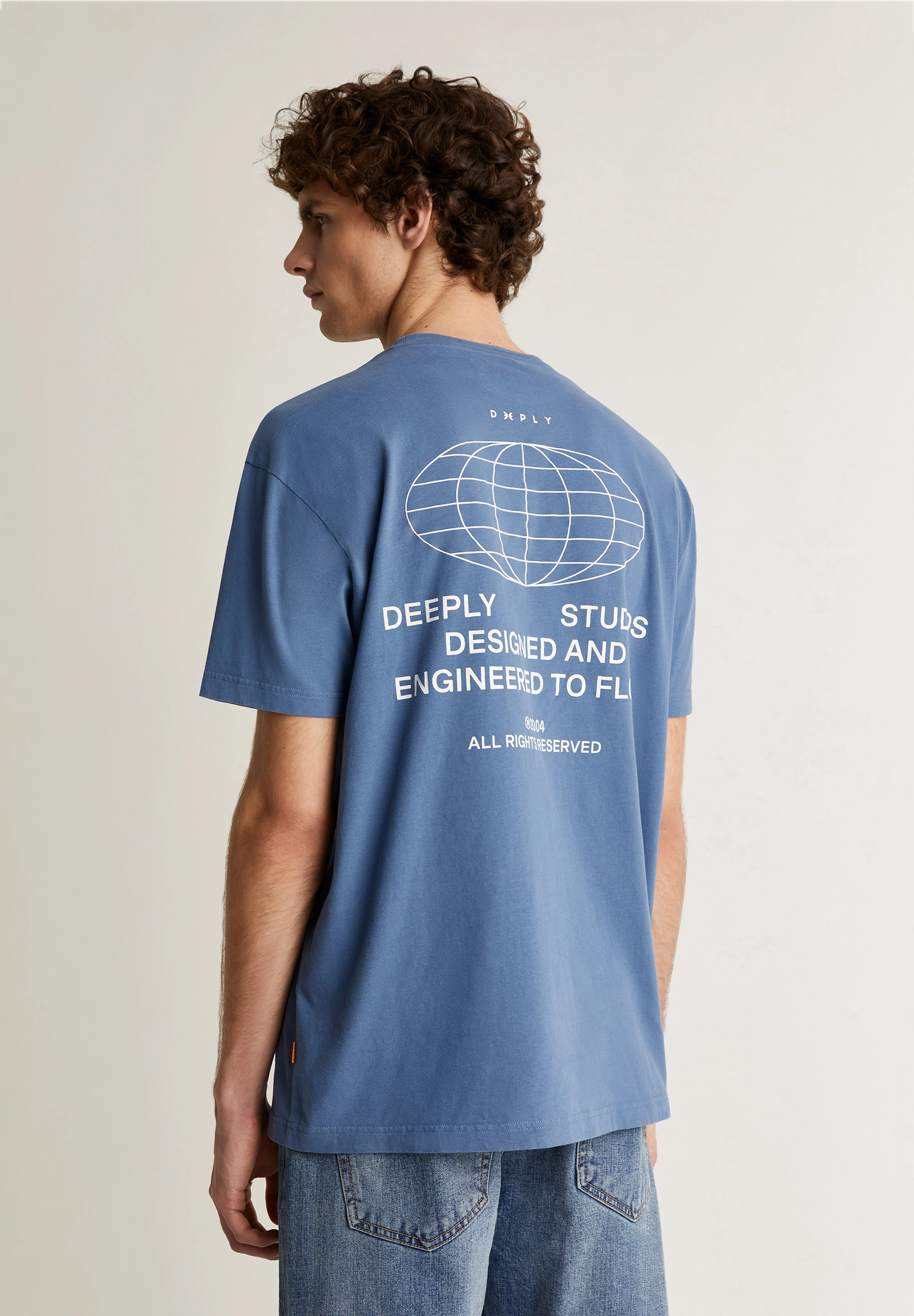 DEEPLY | T-SHIRT COM GRÁFICO ATRÁS