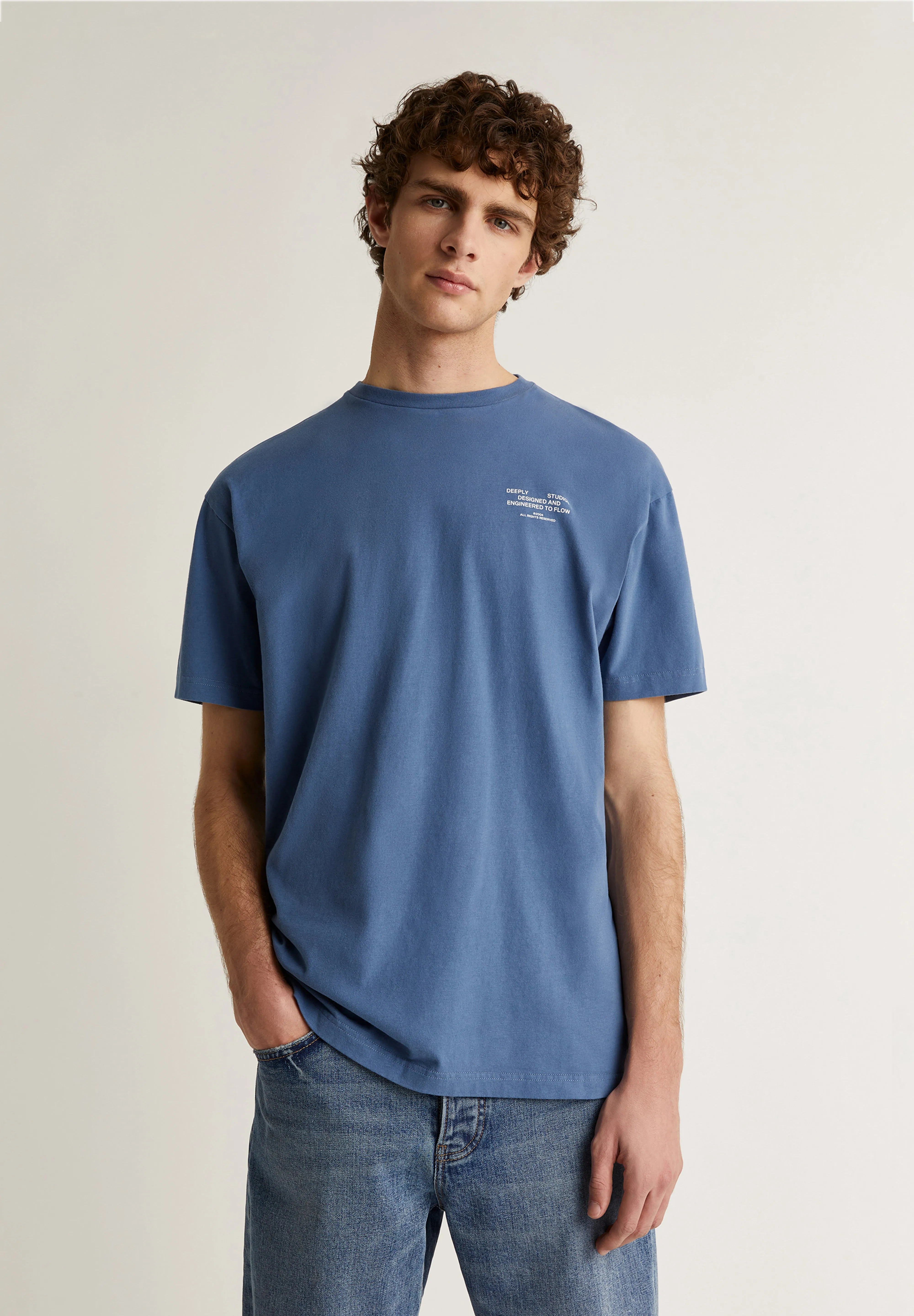 DEEPLY | T-SHIRT COM GRÁFICO ATRÁS