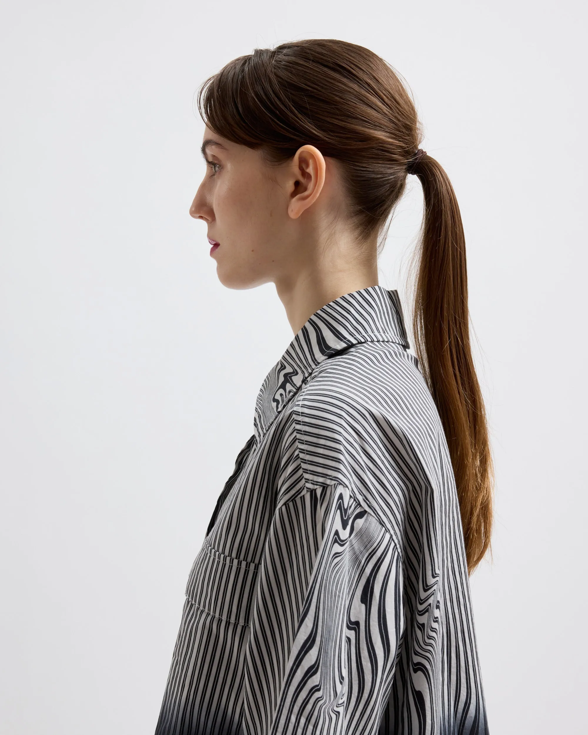 Lyra – Black Glitch Stripe