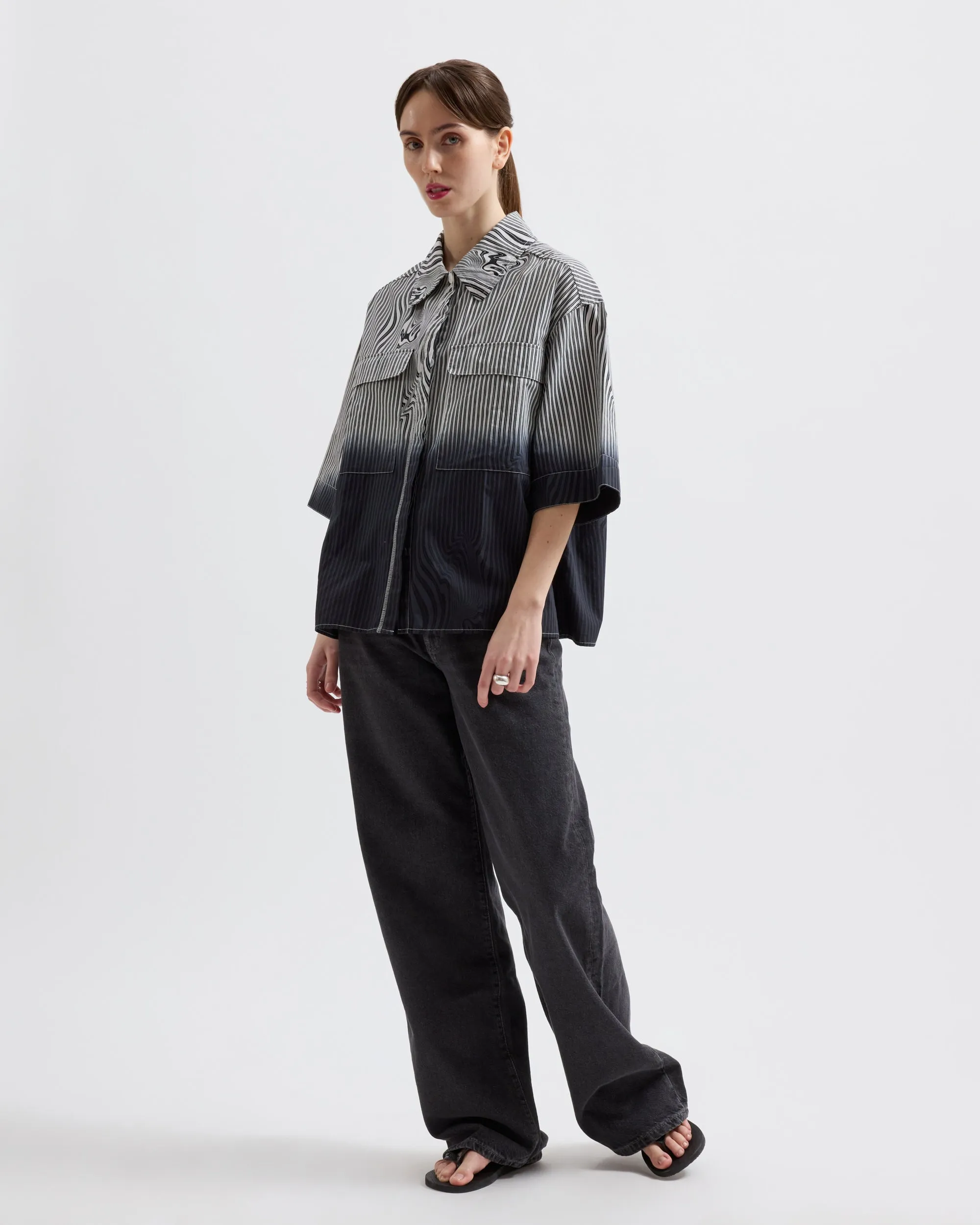 Lyra – Black Glitch Stripe