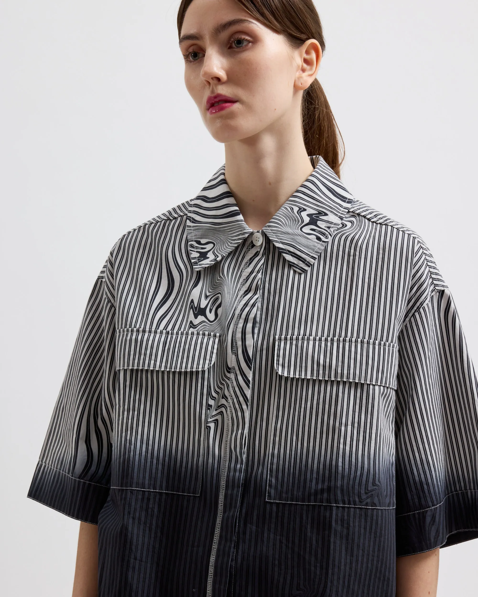 Lyra – Black Glitch Stripe