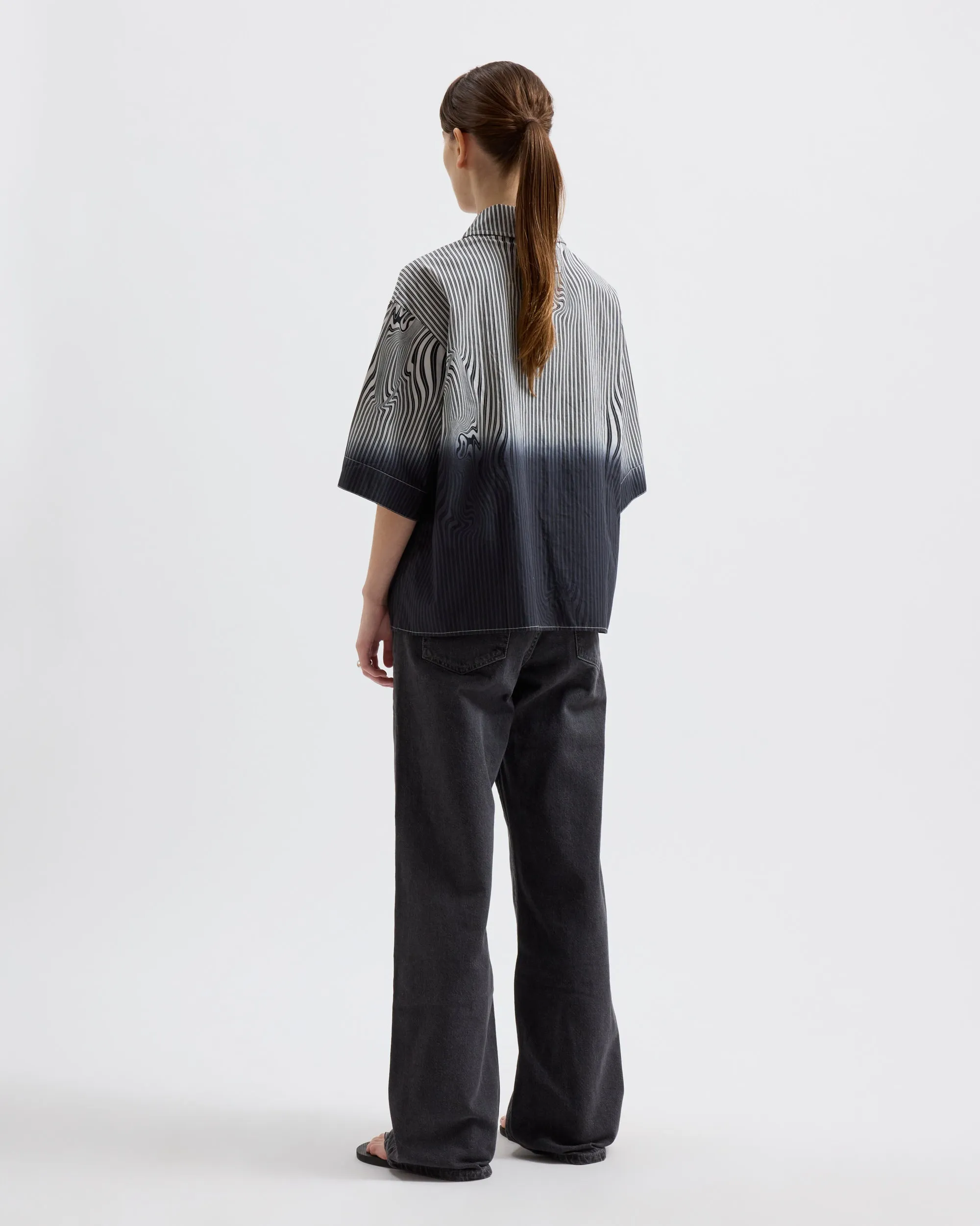 Lyra – Black Glitch Stripe