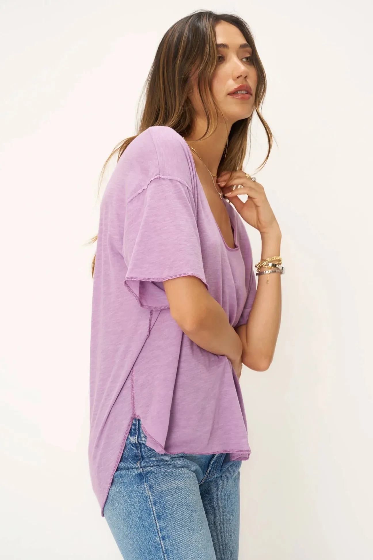 ROBBY SCOPP NECK TEE