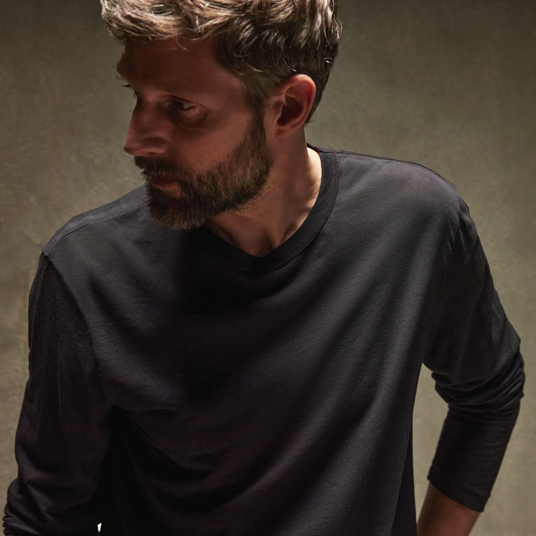 Shirttail Hem Crew - Black