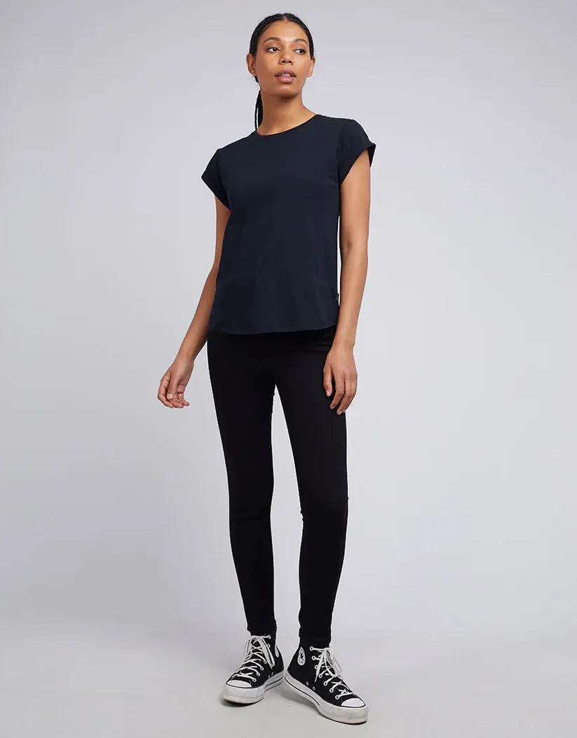 SILENT THEORY LUCY TURNBACK TEE BLACK